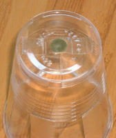 スチロールコップに画鋲